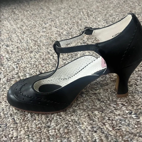 Unique Vintage Black T-Strap Heels - Picture 8 of 9